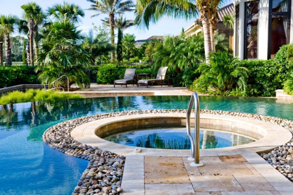gradina cu piscina